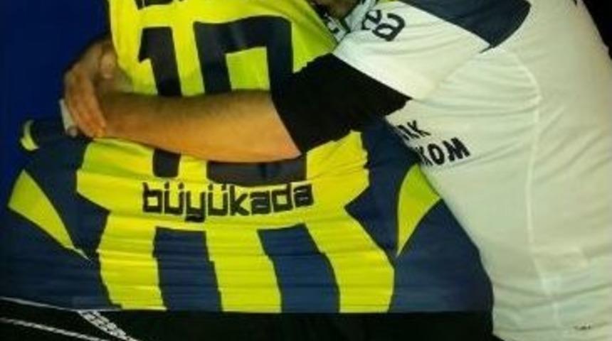 Lefter&rsquo;in M&uuml;h&uuml;rlenen Heykeline Fenerbah&ccedil;e Forması Giydirildi