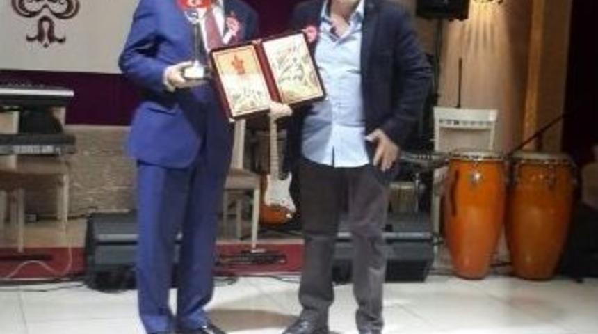 2014 Yılı Hizmet &Ouml;d&uuml;l&uuml; Başkan Şahin&rsquo;e Verildi