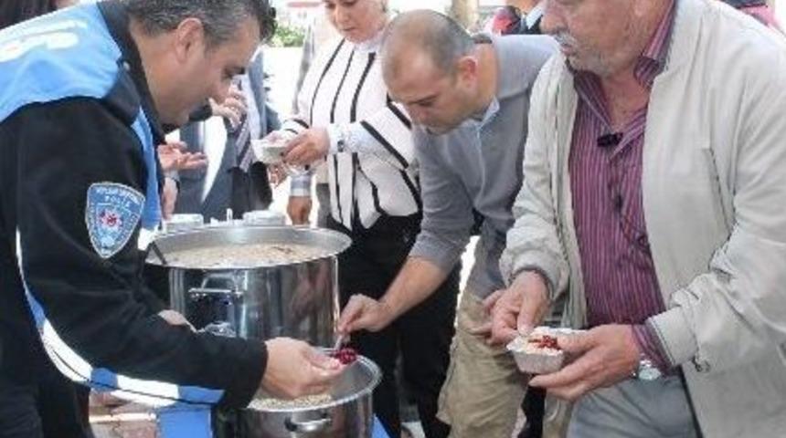 Kumluca Emniyeti&rsquo;nden Aşure İkramı