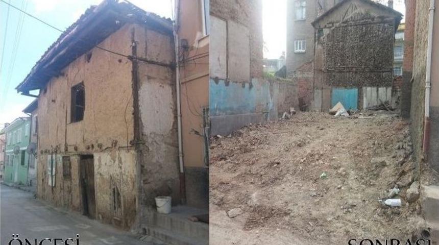 Tavşanlı&rsquo;da Metruk Evlerin Yıkımına Başlandı