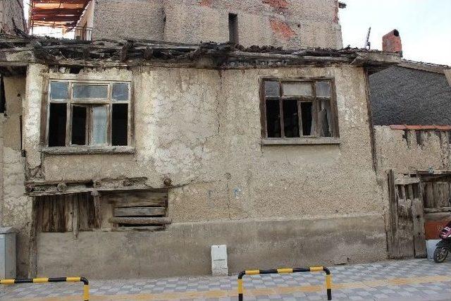 Tavşanlı&rsquo;da Metruk Evlerin Yıkımına Başlandı 1