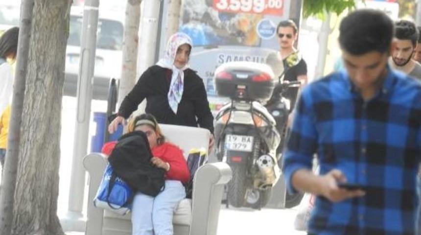 Engelli Kızını, Koltukla Gezdiriyor