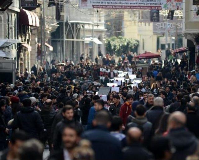 Uludere’Nin Yıldönümünde İstiklal Caddesi’Nde Tabutlu Eylem