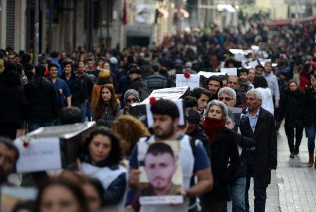 Uludere’Nin Yıldönümünde İstiklal Caddesi’Nde Tabutlu Eylem