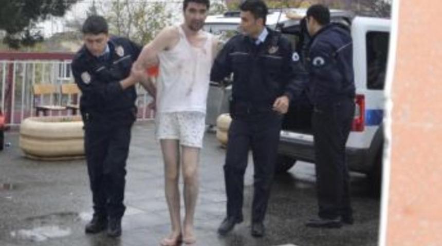 Uyuşturucu Parası Vermeyen Annesininin Y&uuml;z&uuml;n&uuml; Kesti