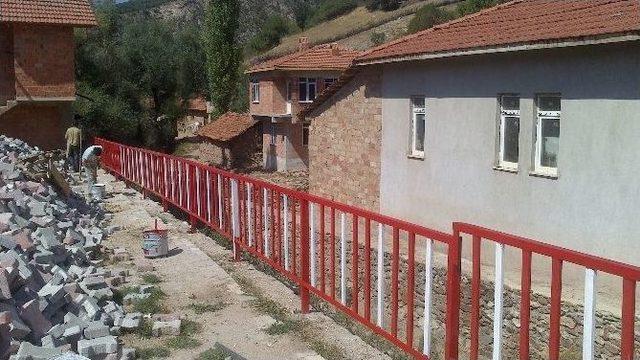 Derelerin Kenarlarına Korkuluk Yapılıyor