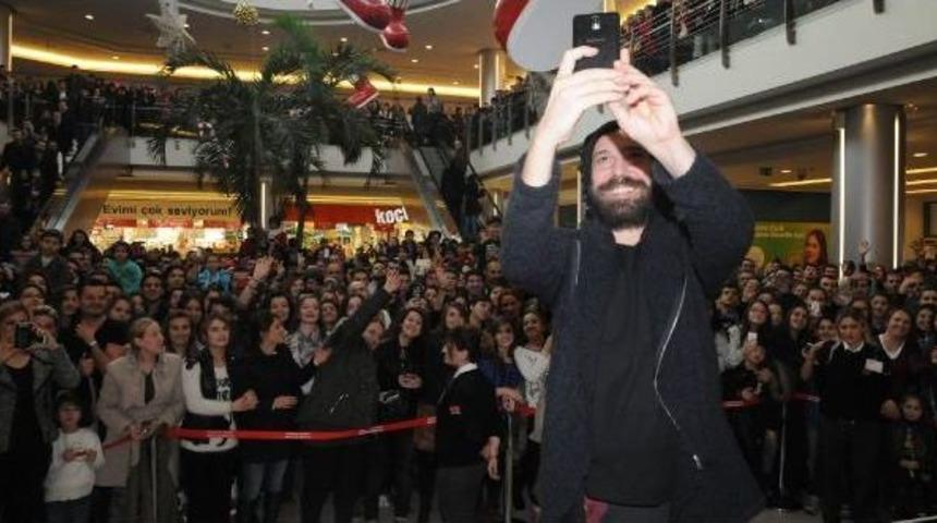 Halil Sezai&rsquo;Den İmza G&uuml;n&uuml; Selfıesi