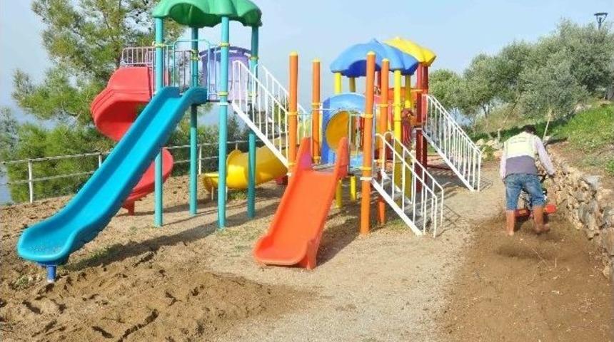 Kuşadası&rsquo;nda Parklara &Ccedil;ocuklar İ&ccedil;in Yeni Oyun Grupları Konuldu