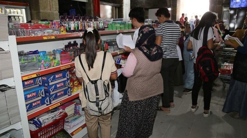 Kırtasiye Malzemesi Ve Okul Formaları Niğde Belediyesi&rsquo;nden