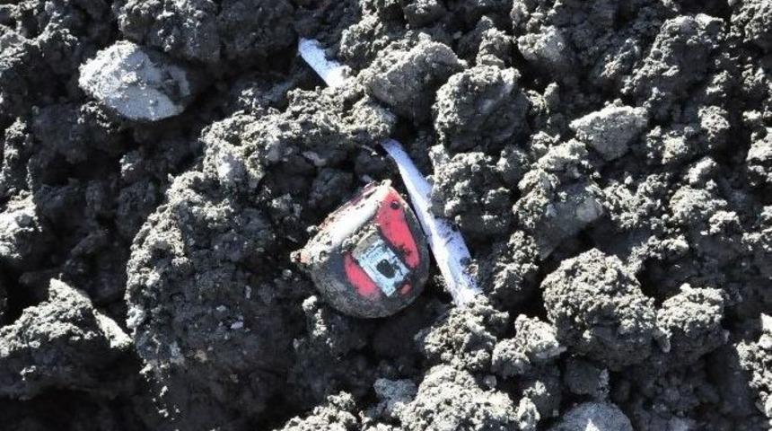 Moloz Yığınları Arasındaki Kırık Baret Ve Ezilmiş Vagonlar