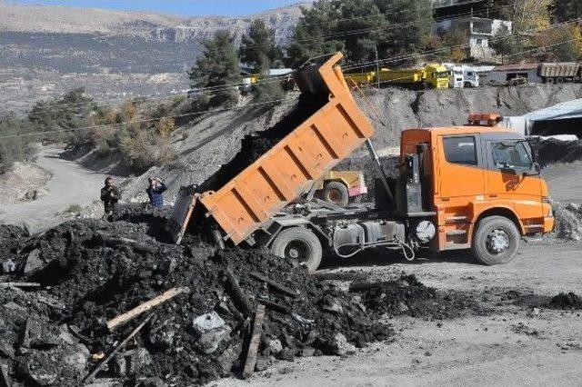 Moloz Yığınları Arasındaki Kırık Baret Ve Ezilmiş Vagonlar