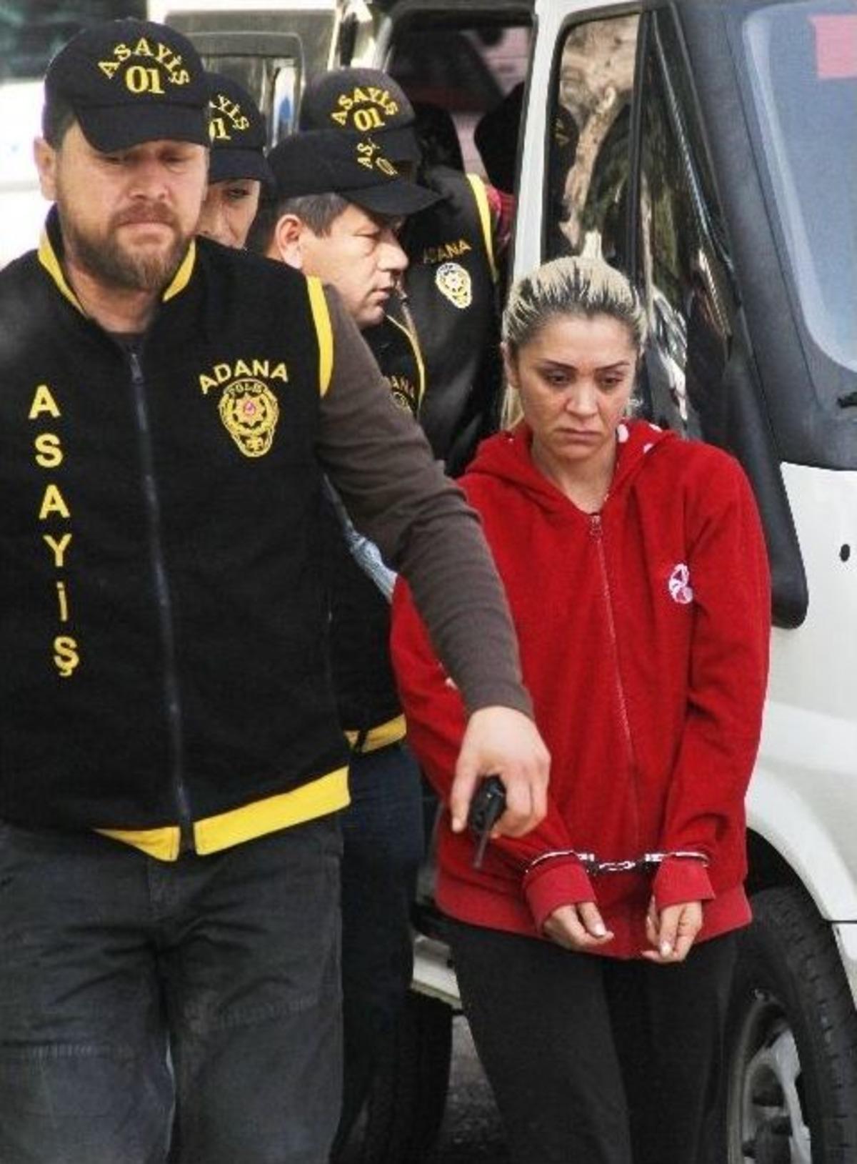 Şarkıcı Asuman Annesini Susturdu