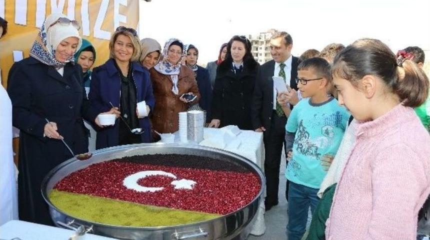 Afganlardan Ay Yıldızlı Aşure
