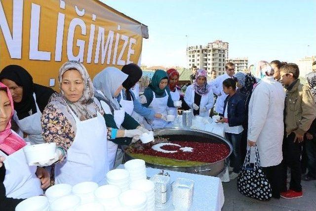 Afganlardan Ay Yıldızlı Aşure