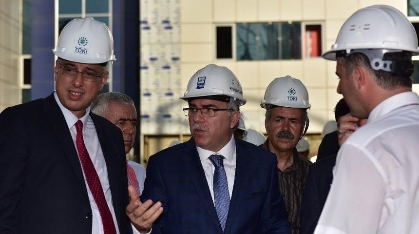 Toki Başkanı Erg&uuml;n, Seyrantepe Ve Sultanbeyli Hastane İnşaatlarını Ziyaret Etti