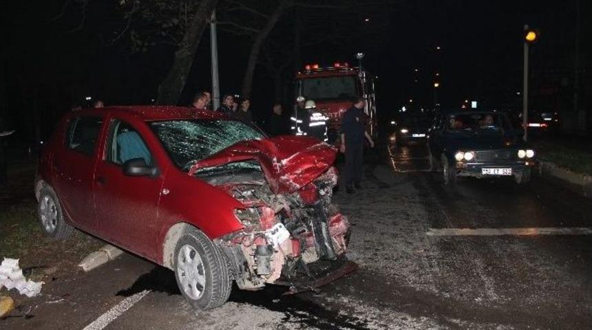 &Uuml;nye&rsquo;de Trafik Kazası: 4 Yaralı