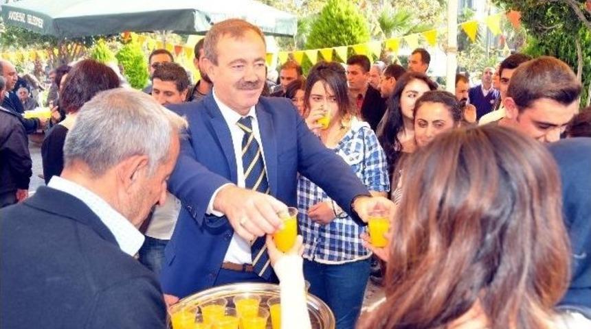 Eş Başkanlar Vatandaşa Portakal Suyu Dağıttı