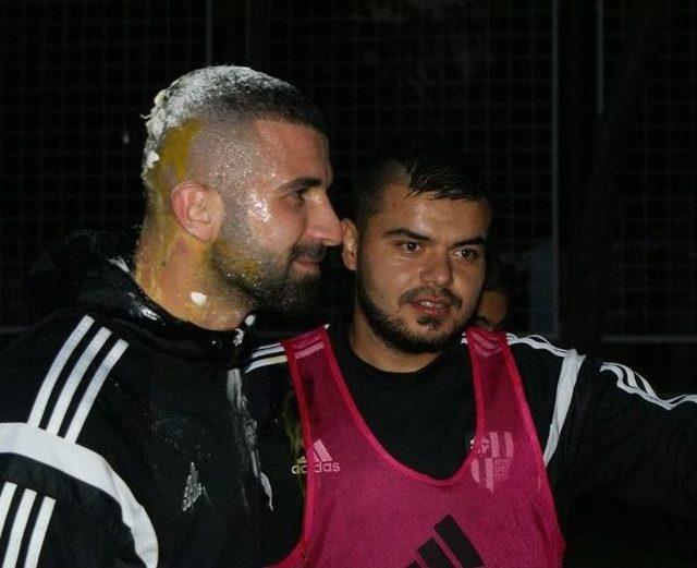 Serkan&rsquo;a Unlu Yumurtalı Kutlama 1