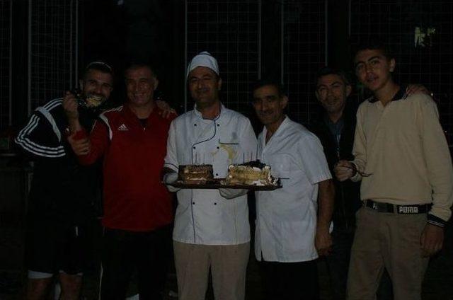 Serkan&rsquo;a Unlu Yumurtalı Kutlama 2
