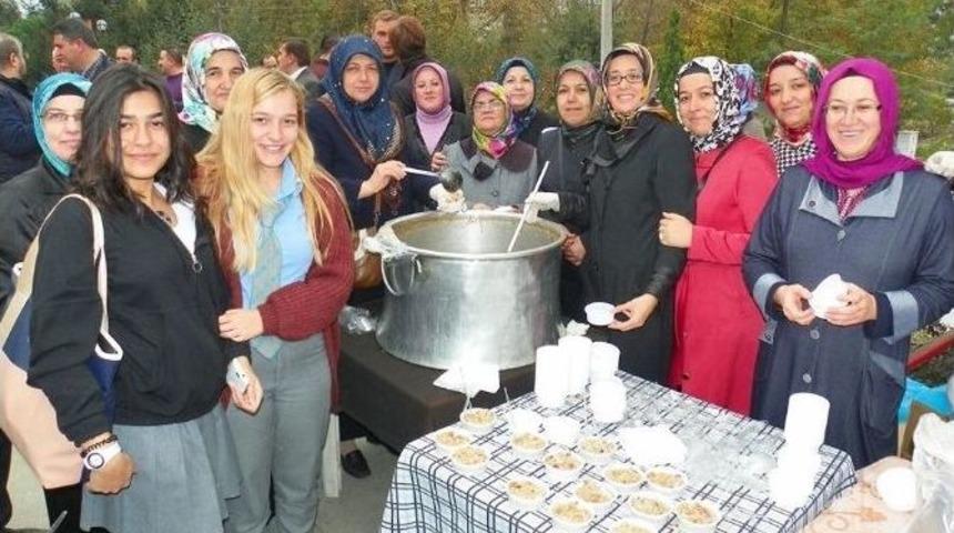 Ak Parti İl&ccedil;e Teşkilatı Aşure Dağıttı