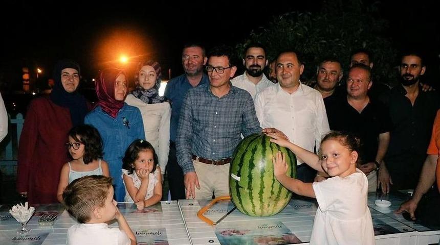 47 Kilo Ağırlığındaki Dev Karpuz Testereyle Kesildi