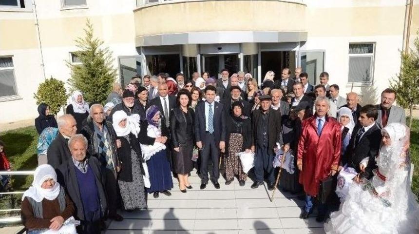 40 Yıl &Uuml;zerindeki Evlilere Nazar Boncuğu Takıldı