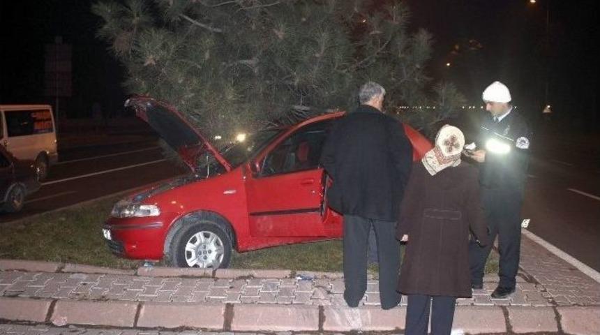Kazada Savruldu Ağaca &Ccedil;arparak Durdu