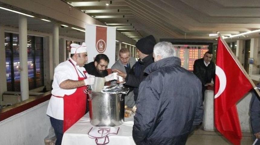 Ke&ccedil;i&ouml;renli G&ouml;n&uuml;ll&uuml;ler Evsizlere Sıcak &Ccedil;orba İkram Etti