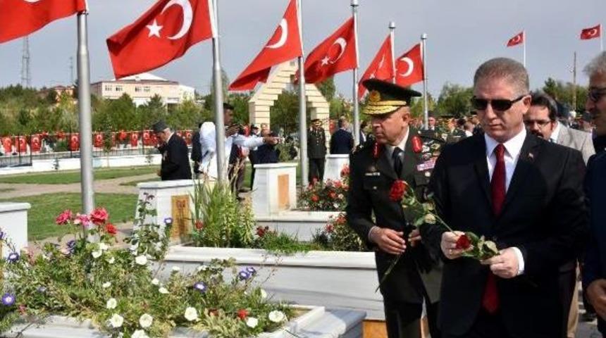 Gaziler G&uuml;n&uuml;nde Şehitlere Karanfil