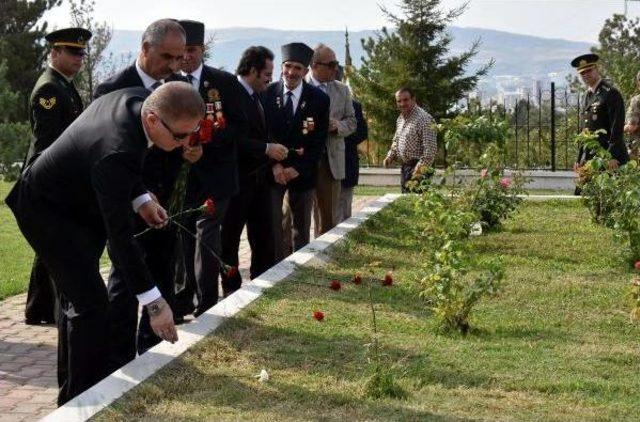 Gaziler Gününde Şehitlere Karanfil 3