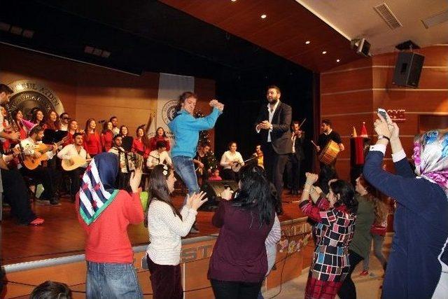 İstanbul Aydın Üniversitesi’nde Engellilerle Yılbaşı Eğlencesi