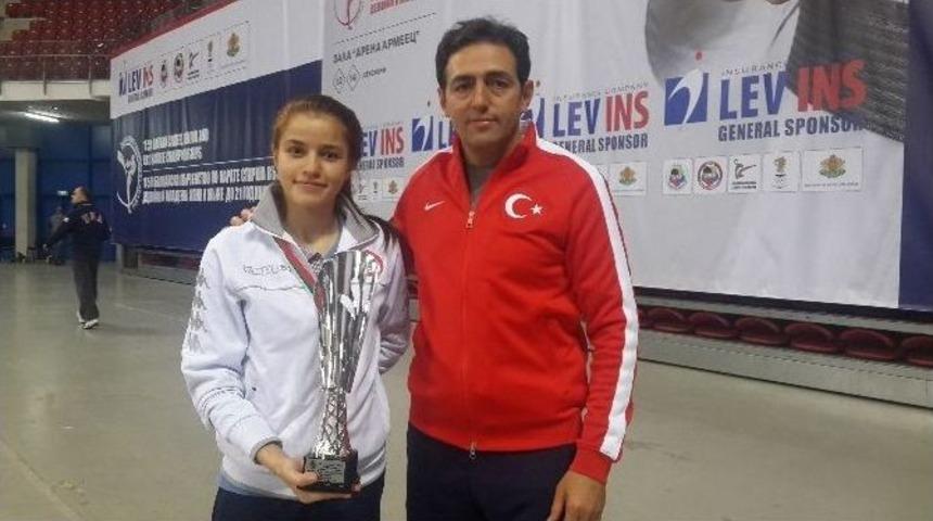 Şampiyon Karateci Avrupa Yolunda