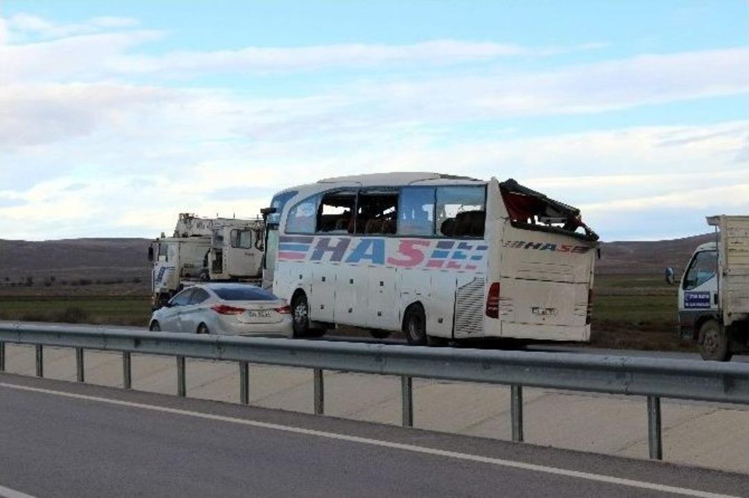 Yolcu Otob&uuml;s&uuml; Şarampole Devrildi: 1 &Ouml;l&uuml; 29 Yaralı