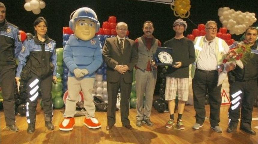 Diyarbakır Emniyeti &Ccedil;ocuklara Trafiğin &Ouml;nemini Tiyatro İle Anlattı