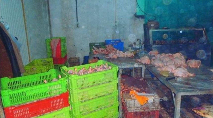 Kartepe&rsquo;de Ka&ccedil;ak Tavuk Kesimi Yapanlara Baskın