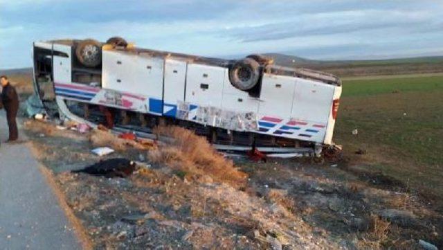 Eskişehir'de Şarampole Uçan, Ters Dönen Otobüste 1 Ölü, 29 Yaralı