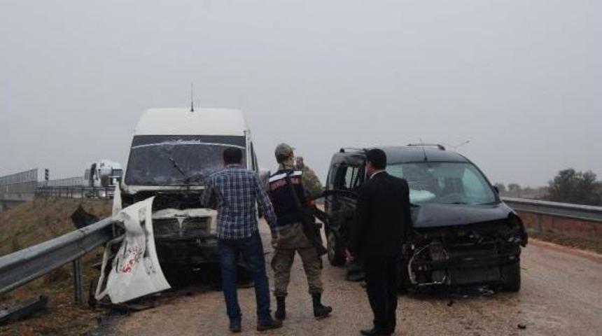 Nizip'te &Ouml;ğrenci Servisi İle Hafif Ticari Ara&ccedil; &Ccedil;arpıştı: 10 Yaralı