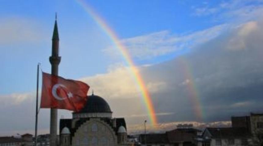 G&ouml;kkuşağını G&ouml;ren Cep Telefonuna Sarıldı