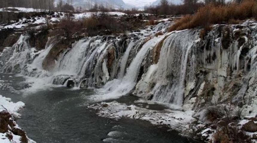 Muradiye Şelalesi Kısmen Dondu