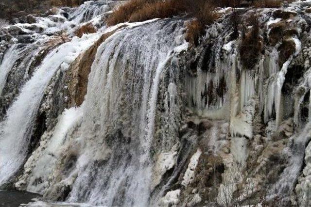 Muradiye Şelalesi Kısmen Dondu