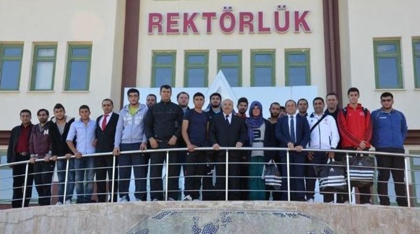 Milli Sporculardan Adıyaman &Uuml;niversitesi Rekt&ouml;r&uuml;ne Ziyaret