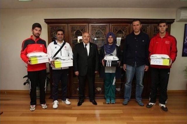 Milli Sporculardan Adıyaman &Uuml;niversitesi Rekt&ouml;r&uuml;ne Ziyaret 1