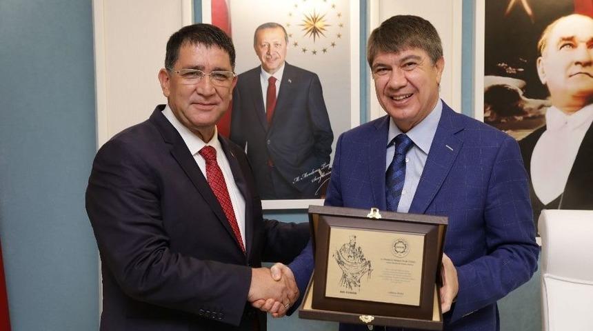 Esnaftan T&uuml;rel&rsquo;e Teşekk&uuml;r Plaketi