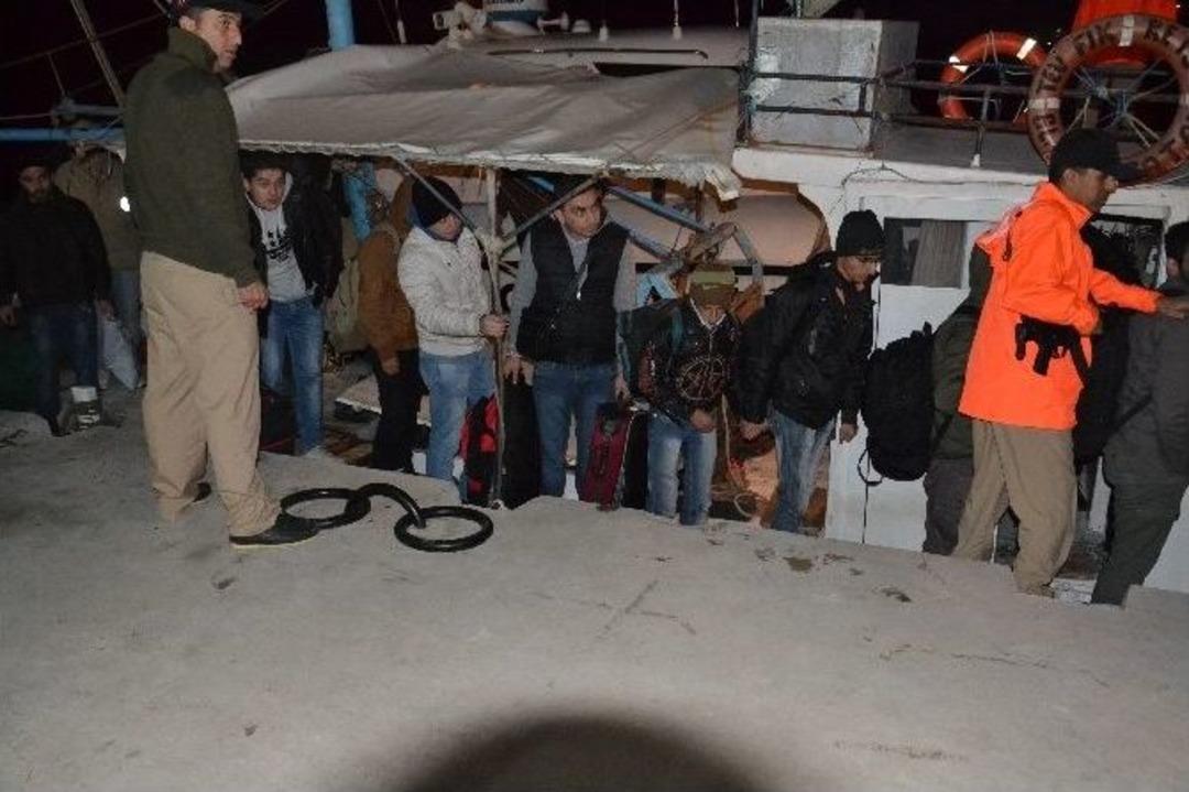 Su Almaya Başlayan Teknedeki Ka&ccedil;ak G&ouml;&ccedil;menleri Sahil G&uuml;venlik Kurtardı