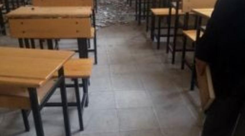 Sınıfın Tavanı &Ccedil;&ouml;kt&uuml;: 4 &Ouml;ğrenci Yaralandı