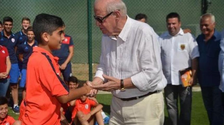 Kendi Adını Taşıyan Sahaya Ilk Har&ccedil; Şenes Erzik'ten