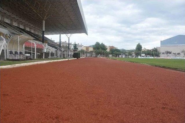 Kuşadası Özer Türk Stadyumu’nun Tartan Pisti Yenilendi