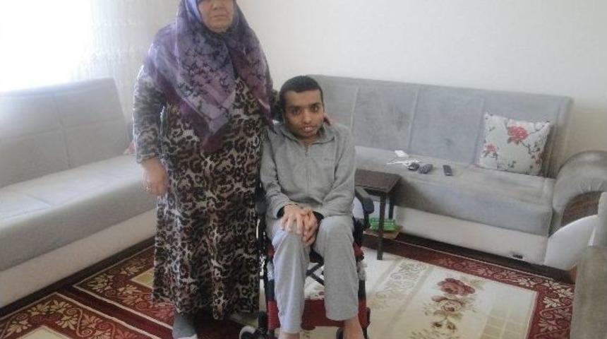 Başkan Şahiner&rsquo;den Engelli Gence Tekerlekli Sandalye