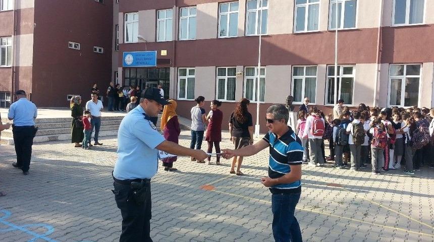 Lapseki&rsquo;de Polisler Okullarda G&uuml;venlik Ve Asayiş Bilgilendirmesi Yaptı