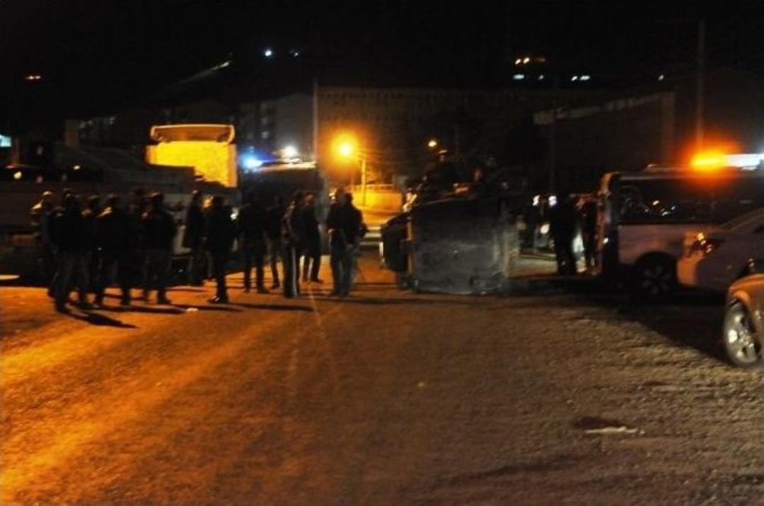 Polis Aracı Devrildi: 2 Yaralı